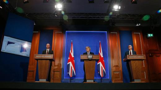 Boris Johnson na tiskové konferenci ke koronaviru