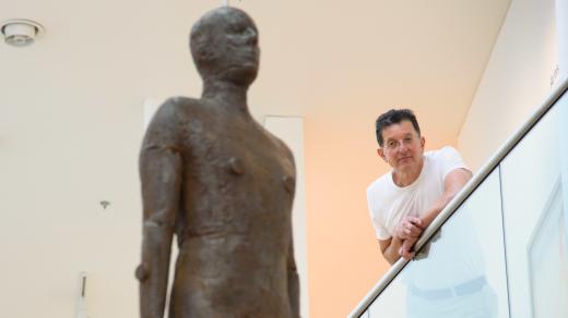 Antony Gormley s jedním ze svých objektů v galerii v Londýně