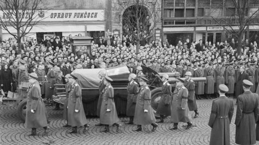 Z pohřbu prezidenta republiky a předsedy KSČ Klementa Gottwalda. Na snímku lafeta s rakví na horní části Václavského náměstí 19. března 1953