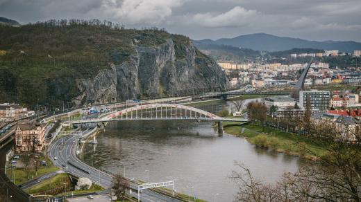 Pohled na most Dr. Edvarda Beneše z Větruše postavený v roce 1936. Rozpětí mezi oběma mostními pilíři přes Labe činí 123,60 m, což byla tehdy největší vzdálenost u mostních konstrukcí v celém Československu