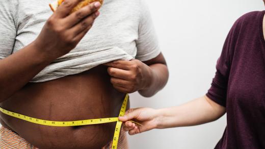 Obezita, hubnutí, fast food, hamburger, břicho, měření, nadváha