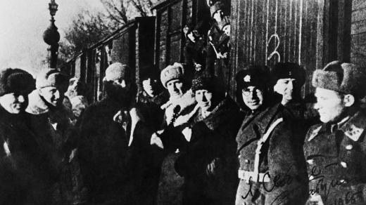 Plukovník Ludvík Svoboda (pátý zleva) s příslušníky československého polního praporu 30. ledna 1943 před odjezdem z Buzuluku na Ukrajinu