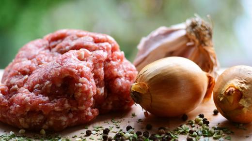 Mělněné maso se od mletého masa liší tím, že kromě masa se do výrobku mohou přidávat další přísady, zejména sůl, voda a antioxidanty