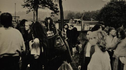 "Náš poslední pořádný androš" - takhle později nazval Jan Král a další lidé koncert undergroundových kapel pod dohledem příslušníků VB v Orlové, 23. září 1989