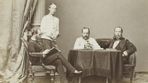 František Josef I. a jeho bratři Karl Ludwig (1833-1869), Ludwig Viktor (1842-1919, stojící) a Ferdinand Max (1832-1867)