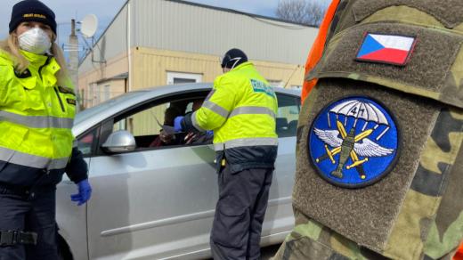 Policisté, celníci i armáda hlídají v souvislosti s opatřeními proti šíření koronaviru hranice