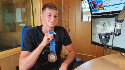 Daniel Gracík s bronzovou medailí z juniorského Mistrovství Evropy