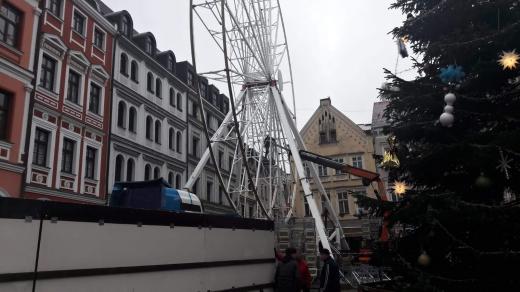 Hned vedle vánočního stromu stojí na libereckém náměstí ruské kolo