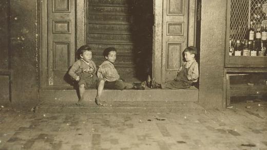 Sirotci, kluci na ulici. 1909