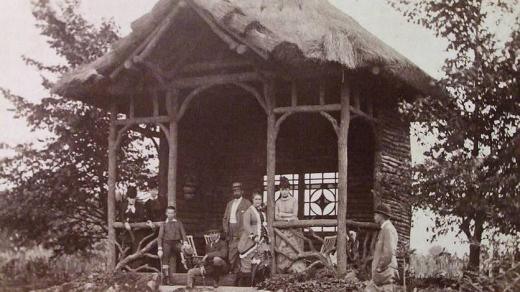 Rodina Jana Josefa Liebiega v altánu na zahradě u smiřického zámku v červnu 1880