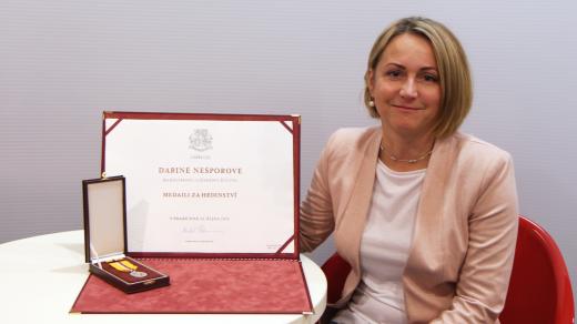 Darina Nešporová se svou medailí Za hrdinství