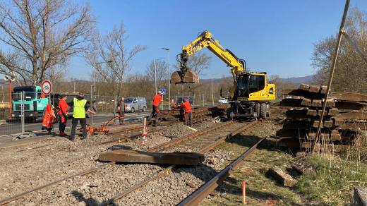 Při rekonstrukci tramvajové trati z Litvínova do Záluží mizí betonové sloupy vedení