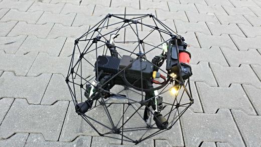 Plzeňské drony, tedy malé bezpilotní letouny, jsou nově součástí integrovaného záchranného systému. Drony s kamerami a další moderní technikou hasičům už několik let pomáhají například při monitorování požárů