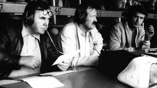 Václav Svoboda (vlevo) při komentování fotbalového utkání (1985)