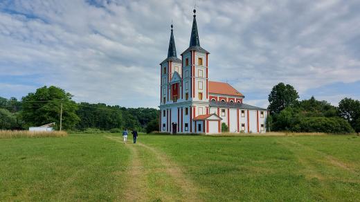 Na klášteřišti v Podlažicích dnes stojí barokní kostel