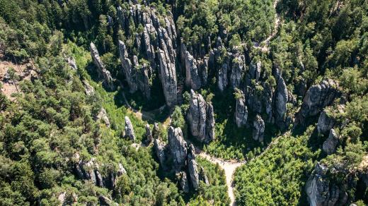 Prachovské skály tvoří pískovcové skalní město. Díky otevřeným náhorním plošinám můžete využít vyhlídek, z nichž budete mít celý Český ráj jako na dlani