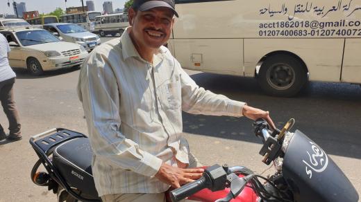Mahmúd pracoval dřív jako truhlář, ale taxikaření na motorce ho prý uživí líp