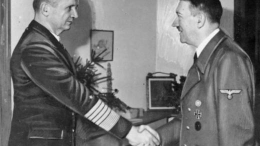 Adolf Hitler přijímá velkoadmirála Karla Dönitze
