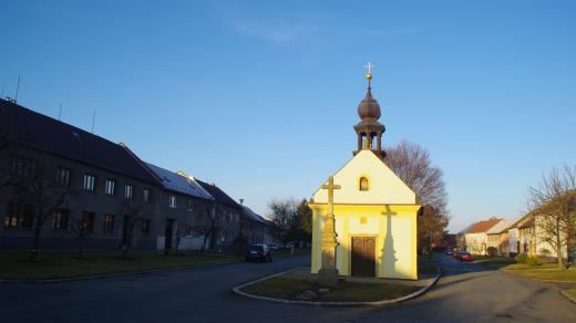 Kaple navštívení Panny Marie z roku 1743 a kříž z roku 1845