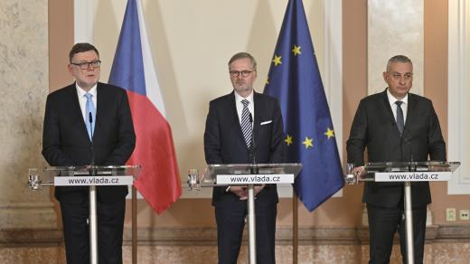 Zleva ministr financí Zbyněk Stanjura, premiér Petr Fiala a ministr průmyslu a obchodu Jozef Síkela