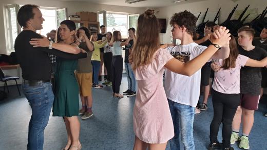 Deváťáci z Hradce nad Moravicí se loučí se školou originálně - chodí do tanečních