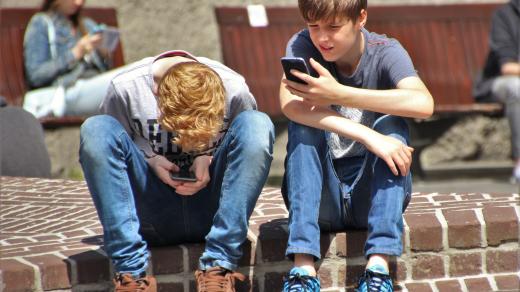 děti s telefonem - teenagers - kyberšikana