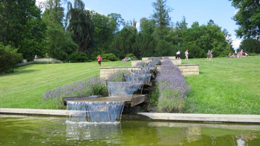 Pohled do italské zahrady s vodními kaskádami