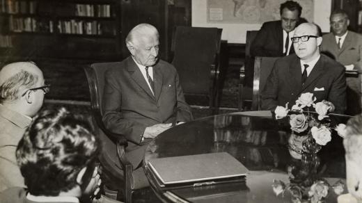 Jiří Sekera (zcela vpravo) s redaktory Rudého práva na návštěvě u prezidenta Ludvíka Svobody v září 1968