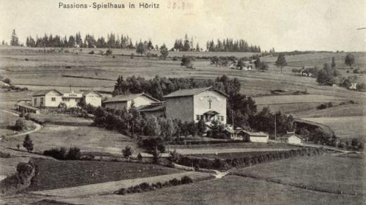 Hořice na Šumavě. Pašijové divadlo, nahoře budova pašijové restaurace, 1908
