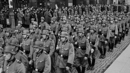 Německá policie na Václavském náměstí v Praze v roce 1939