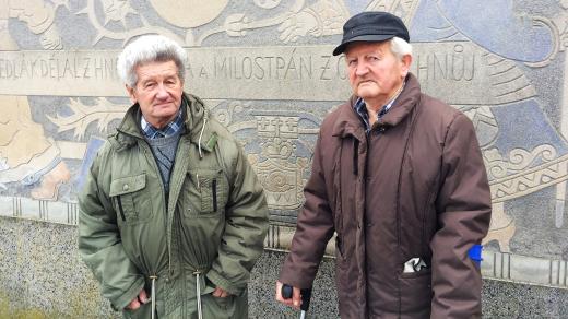 Čestmír a Jiří Mudruňkovi před sgrafity svého strýce na jejich rodném domě