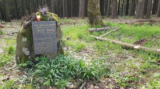 Pomník u Mariánské Huti stojí v místech, kde zahynul hajný Josef Uherera