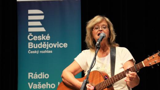 Pavlína Jíšová při vystoupení ve studiovém sále Českého rozhlasu České Budějovice