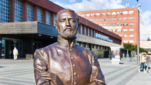 Socha Jana Pernera před nádražím v Pardubicích