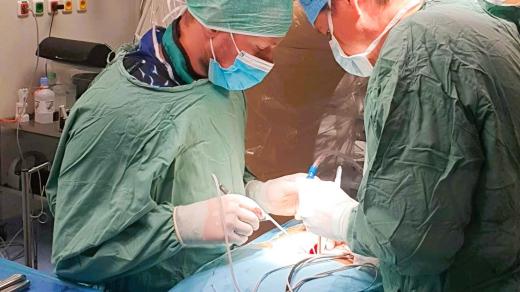 Stou úspěšnou operaci páteře s pomocí robota mají za sebou specialisté z neurochirurgické kliniky v ústecké Masarykově nemocnici