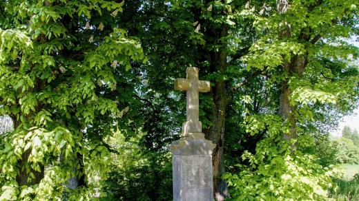 Kamenný kříž v Rovensku pod Troskami