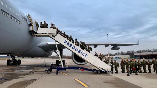 Čeští vojáci nastupují v Pardubicích do letadla před odletem na misi