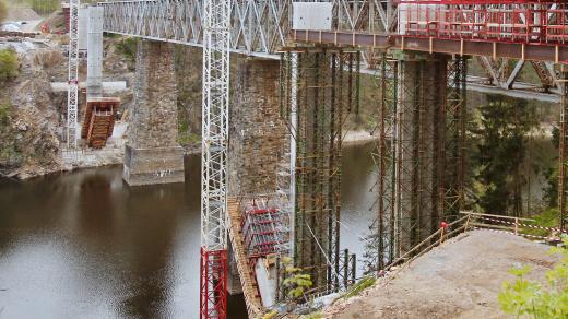 Stavba nového železničního mostu v Červené nad Vltavou nad Orlickou přehradou