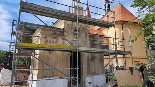 Opravy hrobky Brděkových na hřbitově na olomouckých Nových Sadech jsou v konečné fázi