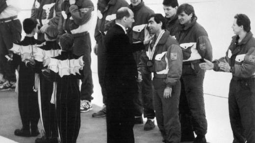 Českoslovenští hokejisté přebírají bronzové olympijské medaile (1992).
