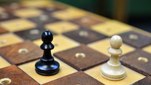 Šachy, hlavička černých figurek je označená