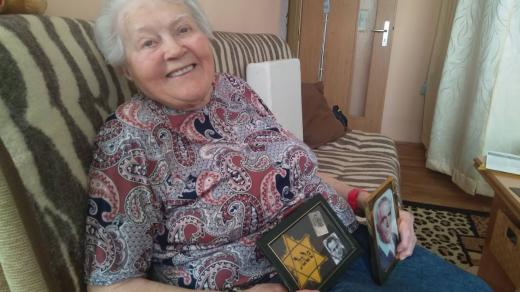 Alena Popperová s fotografiemi svého otce i manžela