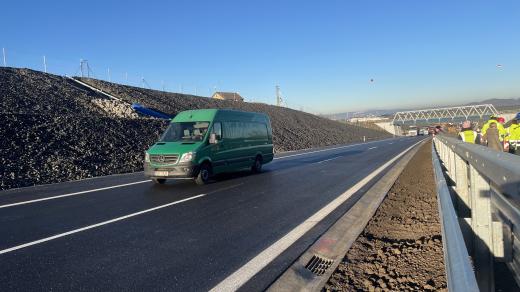 Řidiči začali využívat nový úsek dálnice D7 u Loun