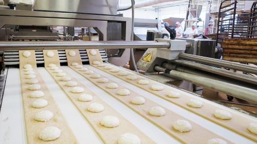 Výroba tvarohových šátečků v pekárně Hrušová