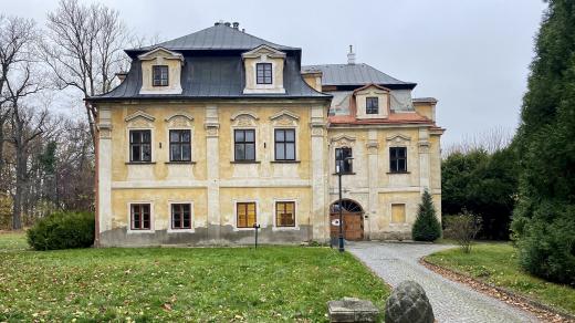 Barokní zámek v Medlešicích stojí na místě středověké tvrze