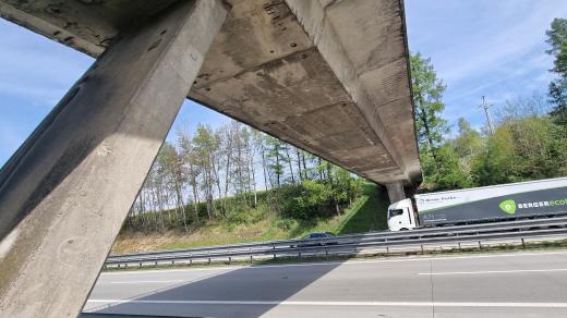 Most je ve špatném stavu a může být nebezpečný pro řidiče na D1