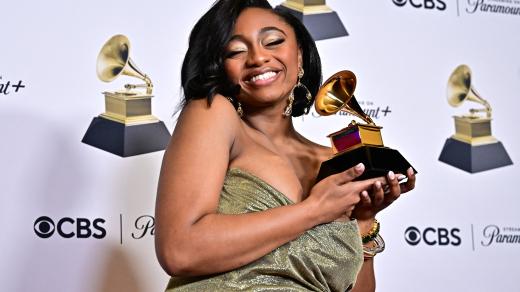 Americká jazzová zpěvačka Samara Joy pózuje s cenou za nejlepší jazzovou skladbu „Tight“ během 66. výročního udílení cen Grammy 4. února 2024