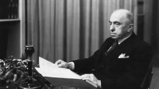 Emil Hácha u mikrofonu (1938)