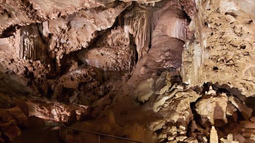 Koněpruské jeskyně nabízí jedinečná zákoutí i krápníky rozličných tvarů
