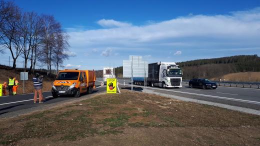 Nová dopravní značka u Divišova na Benešovsku má varovat řidiče před jízdou v protisměru